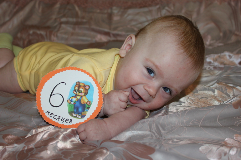 6 месяцев кроме. 6 Месяцев мальчику. Полгодика. Полгодика малышу. Фотосессия на полгодика мальчику.