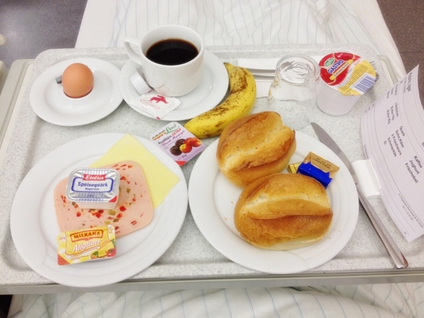 Что можно принести в больницу из еды. Завтрак в больнице. Обед в больнице. Больничная еда в Германии. Больничный обед.