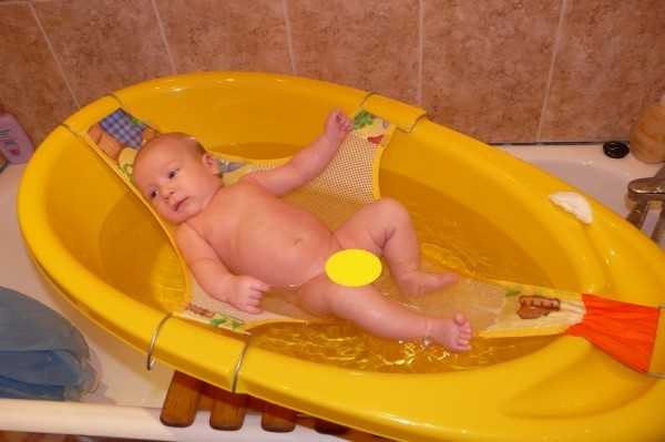 Как купать малыша в месяц. Гамак для купания малыша. Сетка на ванночку для купания. Ванна для купания с горкой. Горка для купания младенцев в ванной.