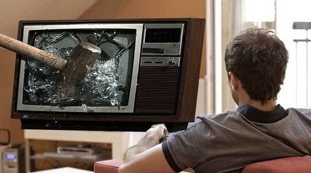 Выключи телевизор время. Аналоговое Телевидение. Телевизор выключенный. Человек разбивает телевизор. Сломанный телевизор.