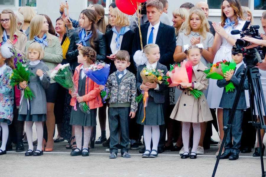 Как одеться родителям на 1 сентября. Одежда для мамы на 1 сентября. Наряд мамы первоклассника. Наряд для мамы первоклассника на 1 сентября. Образ на 1 сентября для мамы.