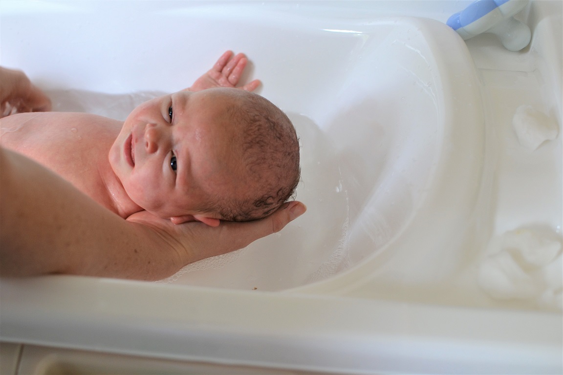 Новорожденный ребенок первое купание. Купание младенца. Купание младенца после роддома. Адаптационное купание новорожденного.