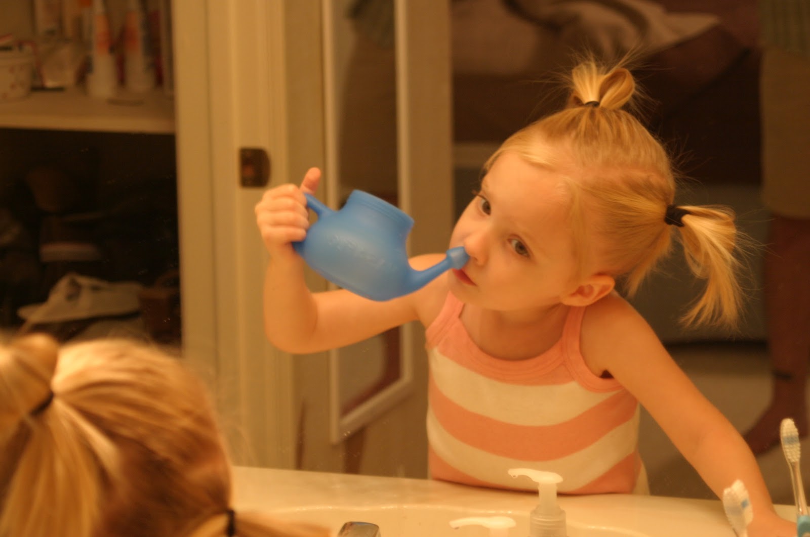 Промывать нос ребенку видео. Для промывания носа для детей. Закаливание носоглотки. Промывание носа холодной водой в ДОУ. Закаливания носоглотки чесночным раствором.