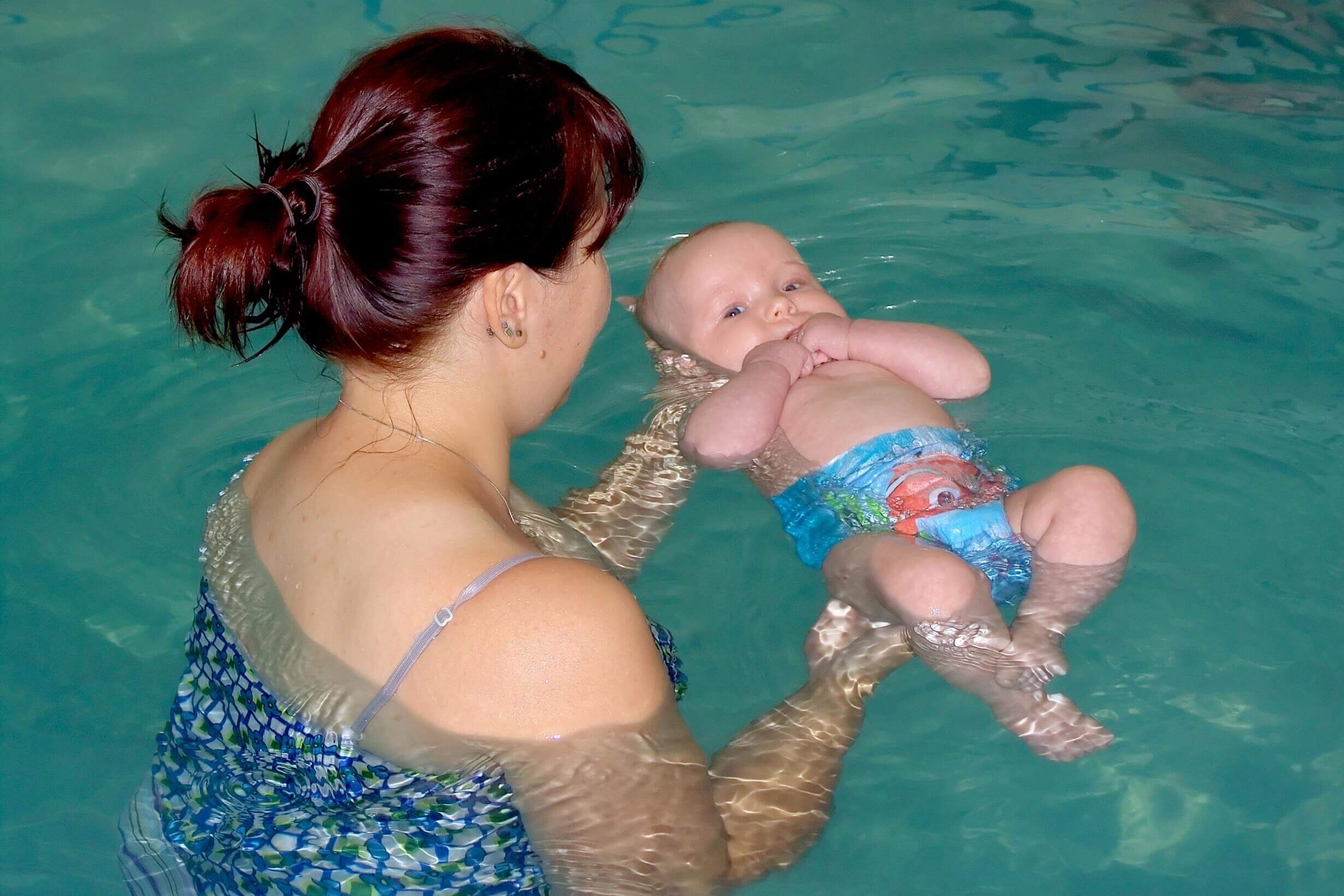 Мама с месячным ребенком. Малыш купается. Дети в бассейне. Купаться в бассейне. Плавание для грудничков.