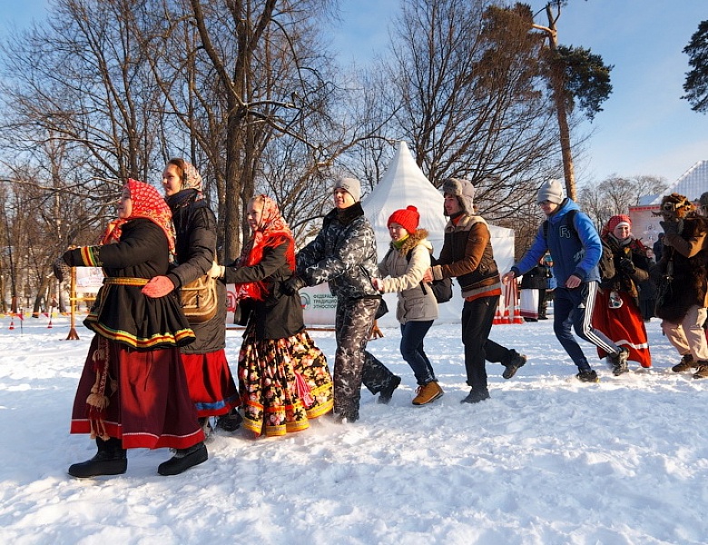 Зимние праздники фото. Новогодние народные гуляния. Народные гуляния на Рождество. Народные гулянья на Святки. Народные гуляния зима.