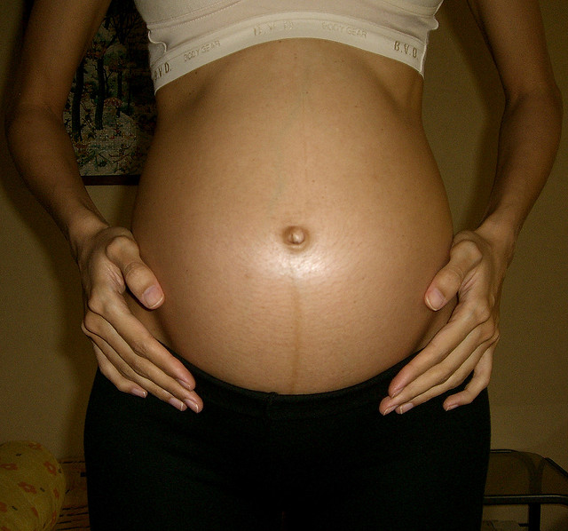 Заметила что живот. Фото беременных животиков. Живот на 32 неделе беременности.