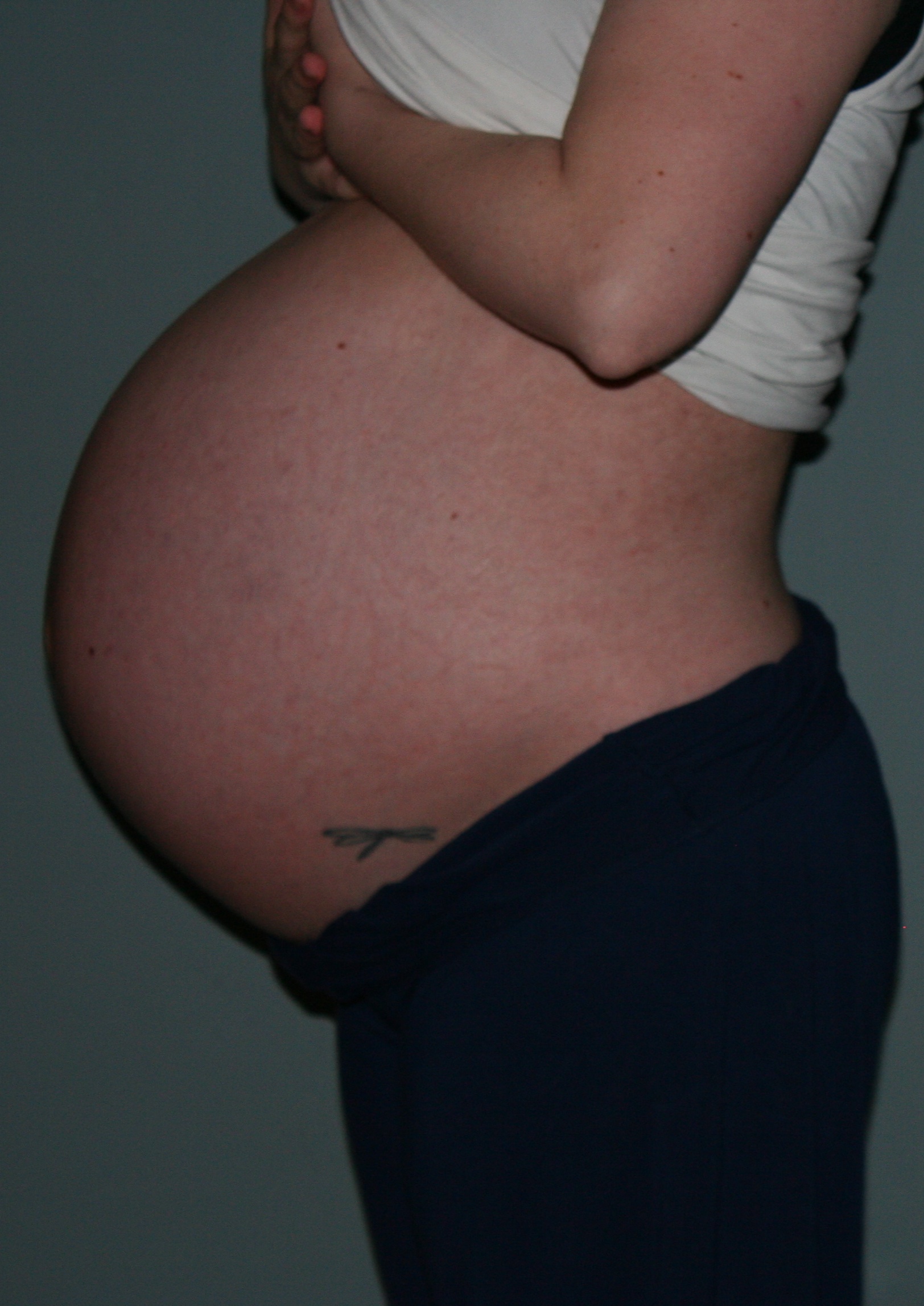 Беременность 30 недель отзывы. Животик на 30 неделе беременности. Живот на 30 неделе беременности двойней. Живот на 30 неделе беременности фото. 30 Недель беременности дивоты.