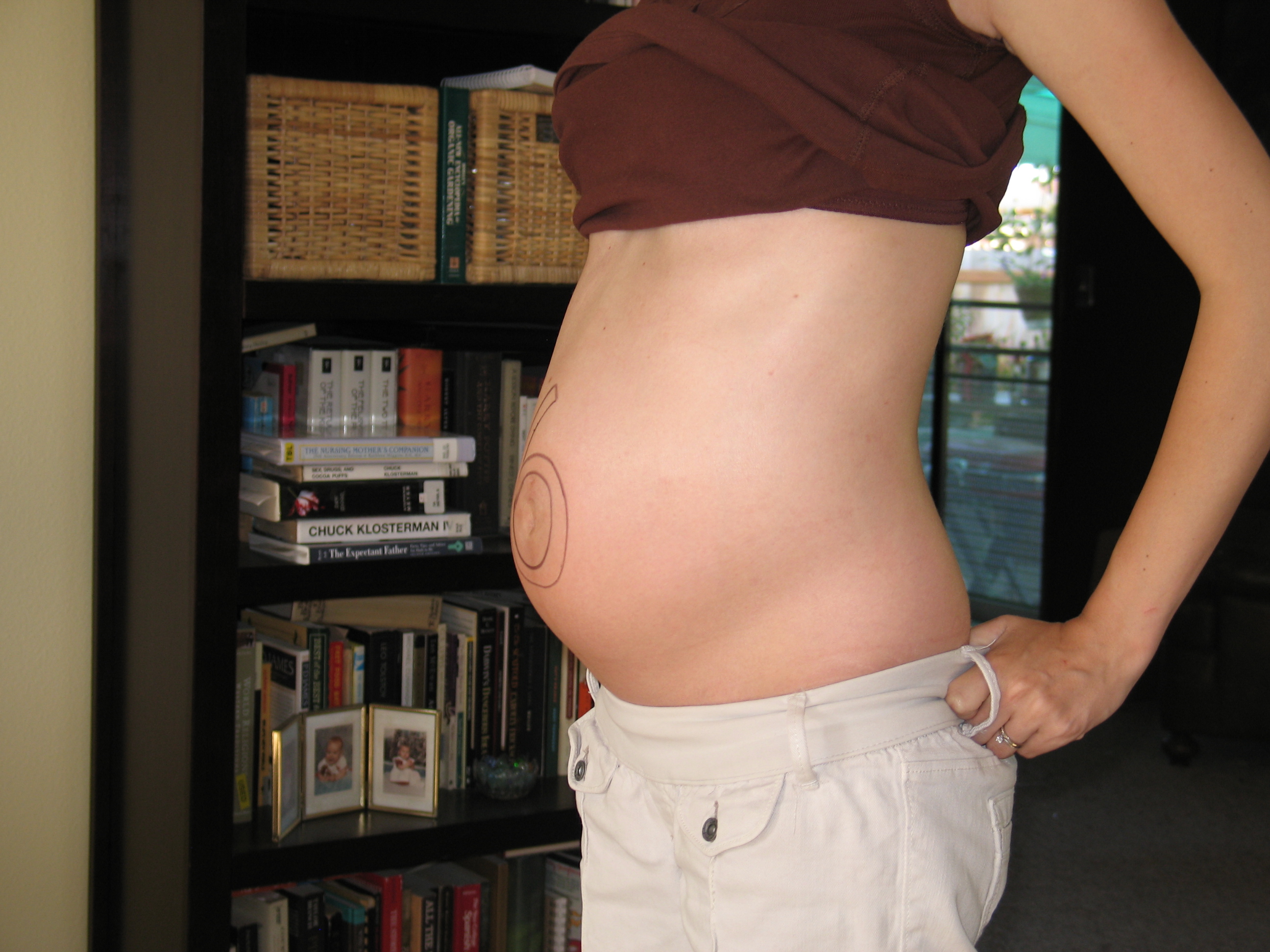 6 й месяц. Живот на 6 месяце. Беременна 6 месяцев. Шесть месяцев беременности. Беременный живот на 6 месяце.