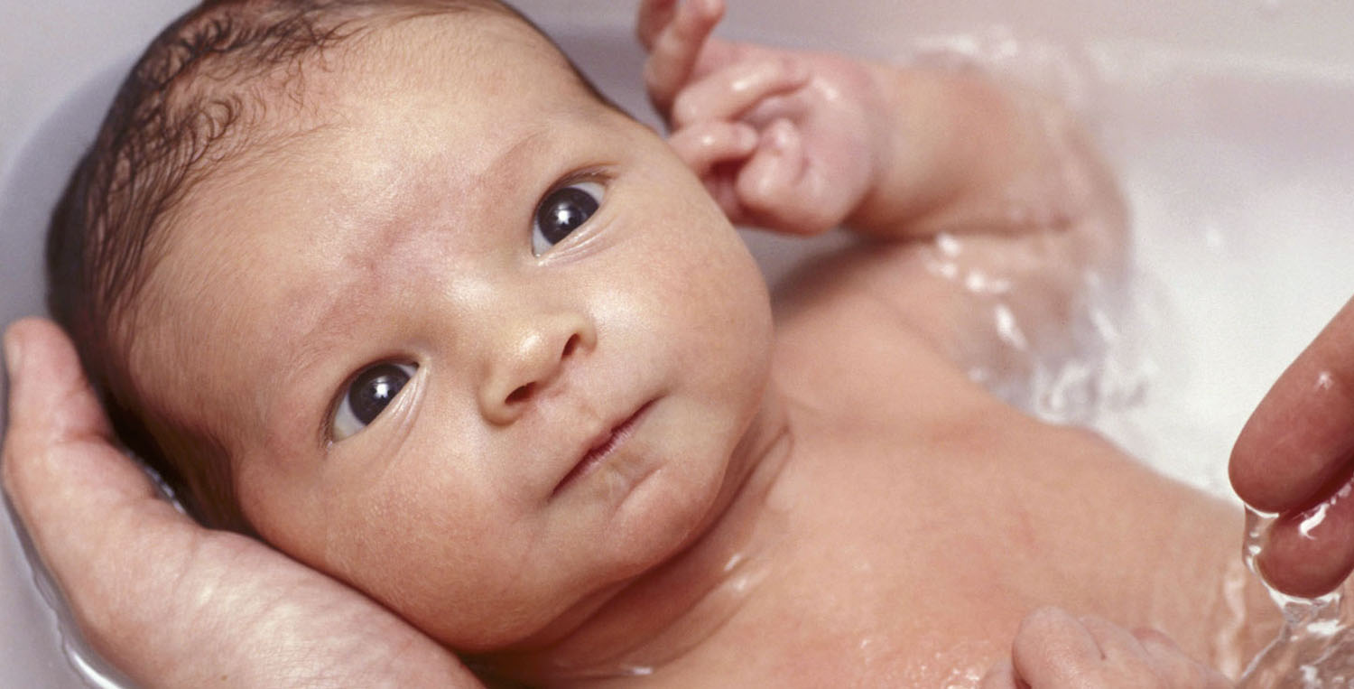 Новорожденному попала вода в ухо при купании. Купание новорожденного ребенка. Купание малыша после роддома. Первое купание новорожденных.