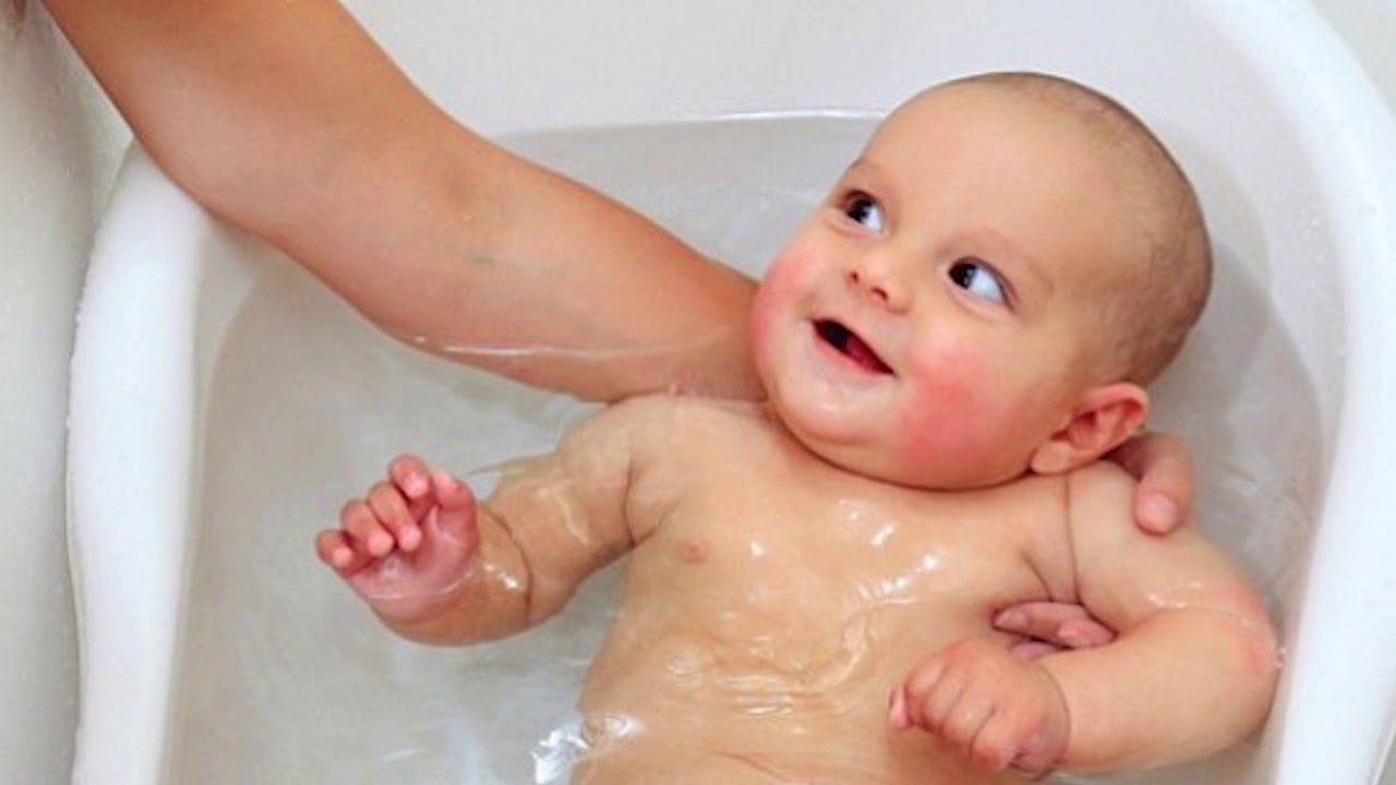Купание новорожденного ребенка. Пуканье новорожденного. Гигиенические ванны для новорожденных. Ванночка для детей.