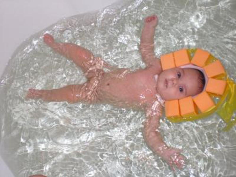 Купаться 3 месяц. Приспособления для плавания грудничков в ванной. Шапочка для купания новорожденных. Шапочка с пенопластом для купания. Шапочка для купания новорожденных с пенопластом.