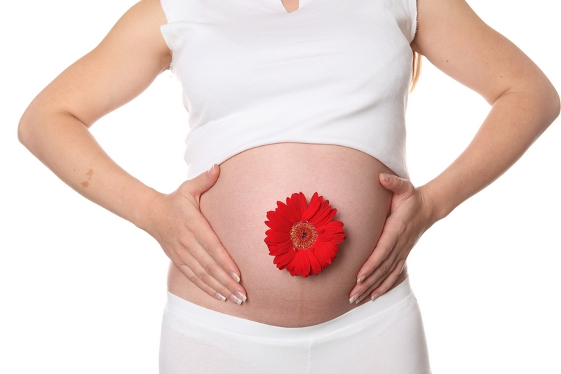 Беременность третий триместр выделения. Выделения беременной женщины. Мажущие кровянистые выделения. Предметы для беременных. Цветы для беременных.