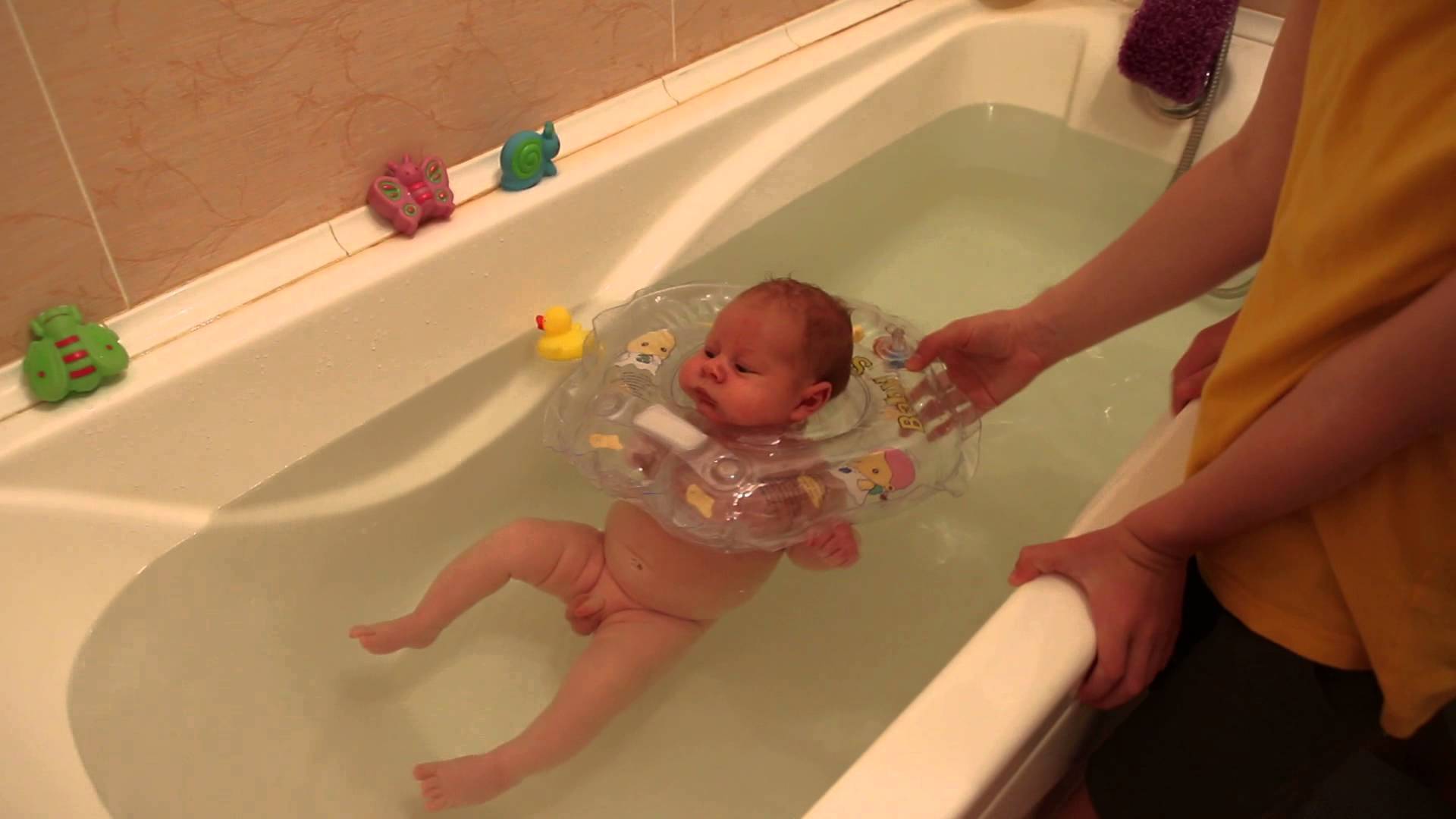 Сколько времени можно купаться. Купание новорожденногоививанной. Купание новорожденного в ванной. Купается в ванной. Купание младенца в большой ванной.