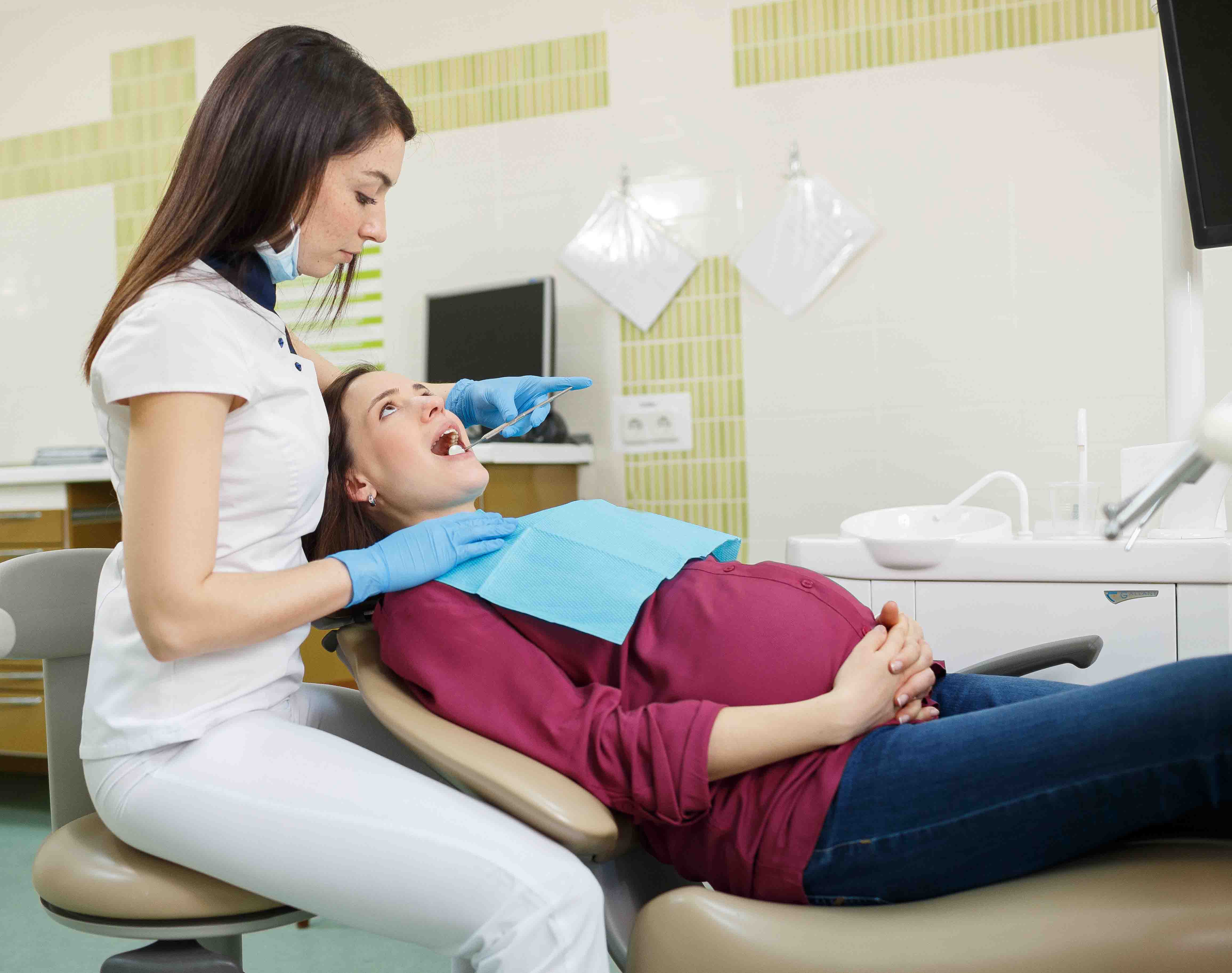 Врачи перед беременностью. Беременные у стоматолога. Стоматолог для беременных. Здоровые зубы у беременных.