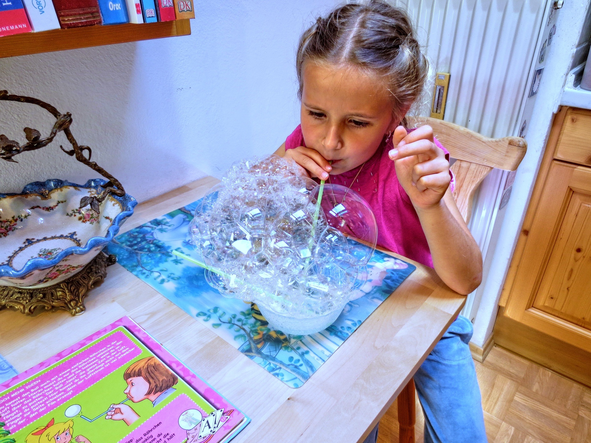 Игры делать воду. Выдувание мыльных пузырей. Дети и мыльные пузыри. Трубочка для мыльных пузырей. Эксперимент с мыльной водой.