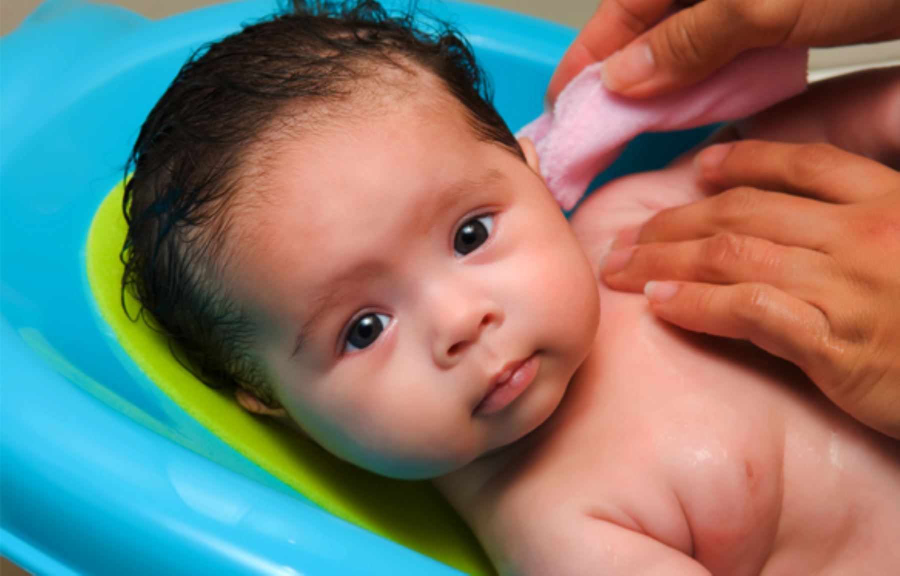 Сколько можно купаться детям. Купание грудного ребенка. Для купания новорожденных. Лечебные ванны для новорожденных. Полезные ванны для грудничков.