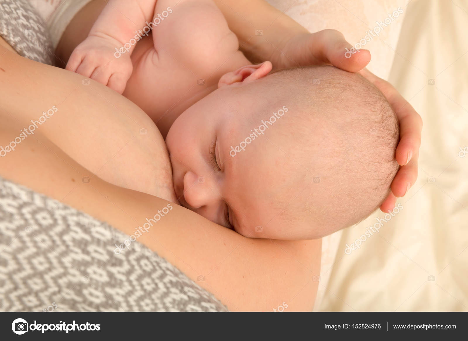 новорожденный сосет одну грудь фото 82