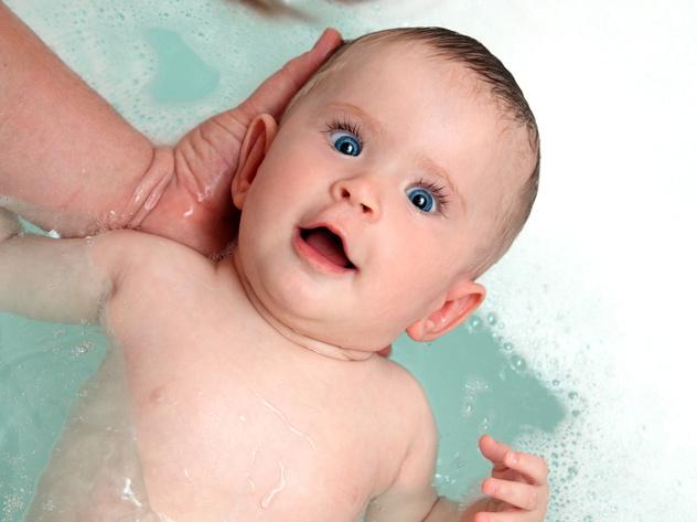 Можно ли купать при насморке. Ребенок купается капли воды на теле. Сопли после первого купания новорожденного. Купание в соли новорожденного. Можно ли купать ребенка при насморке.