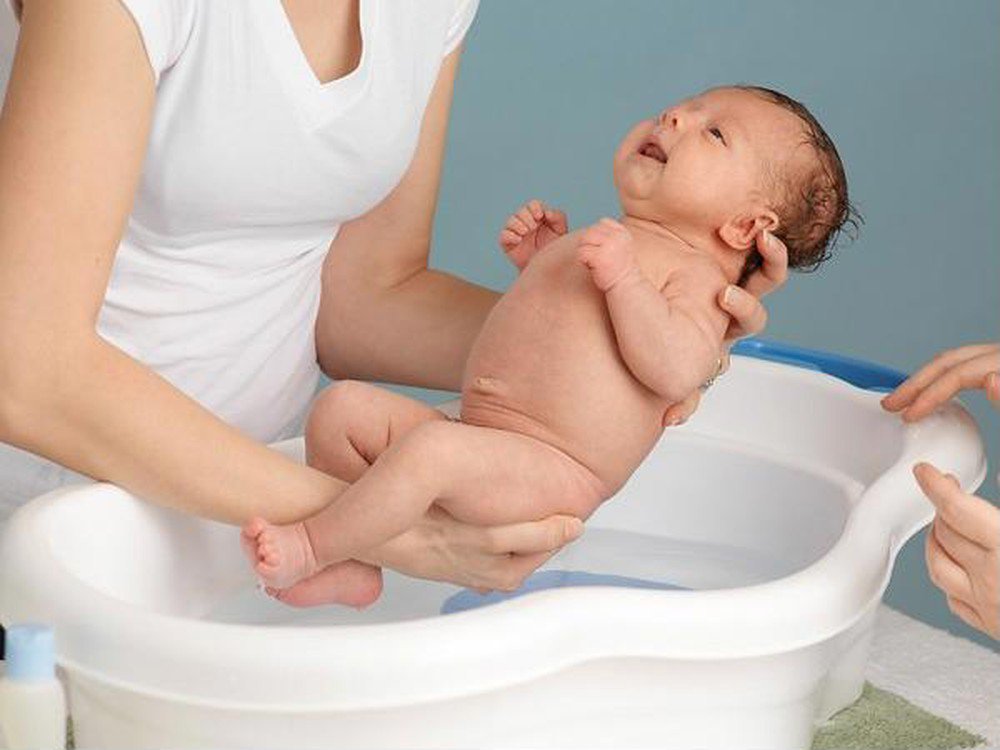 Как подмывать новорожденного в роддоме. Ванночка для подмывания малыша. Купание новорожденного ребенка. Раковина для подмывания младенцев. Гигиеническая ванна новорожденного.