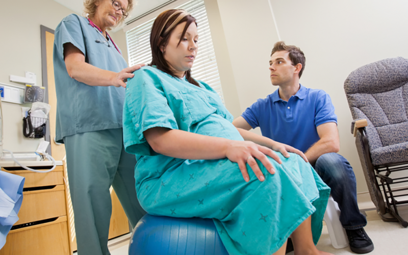 Беременные женщины рожают. Подготовка к родам в больнице.