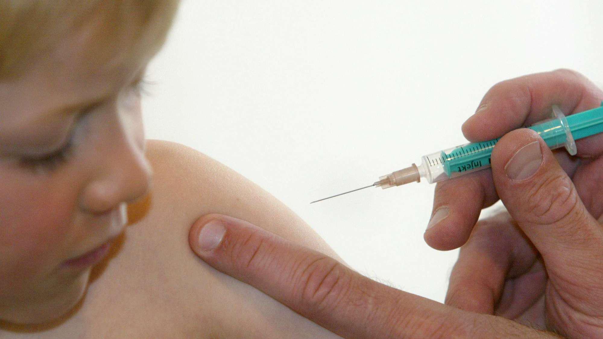 Прививка от столбняка можно купаться. Вакцинация от дифтерии детям. Вакцинопрофилактика дифтерии. Прививка от дифтерии детям.