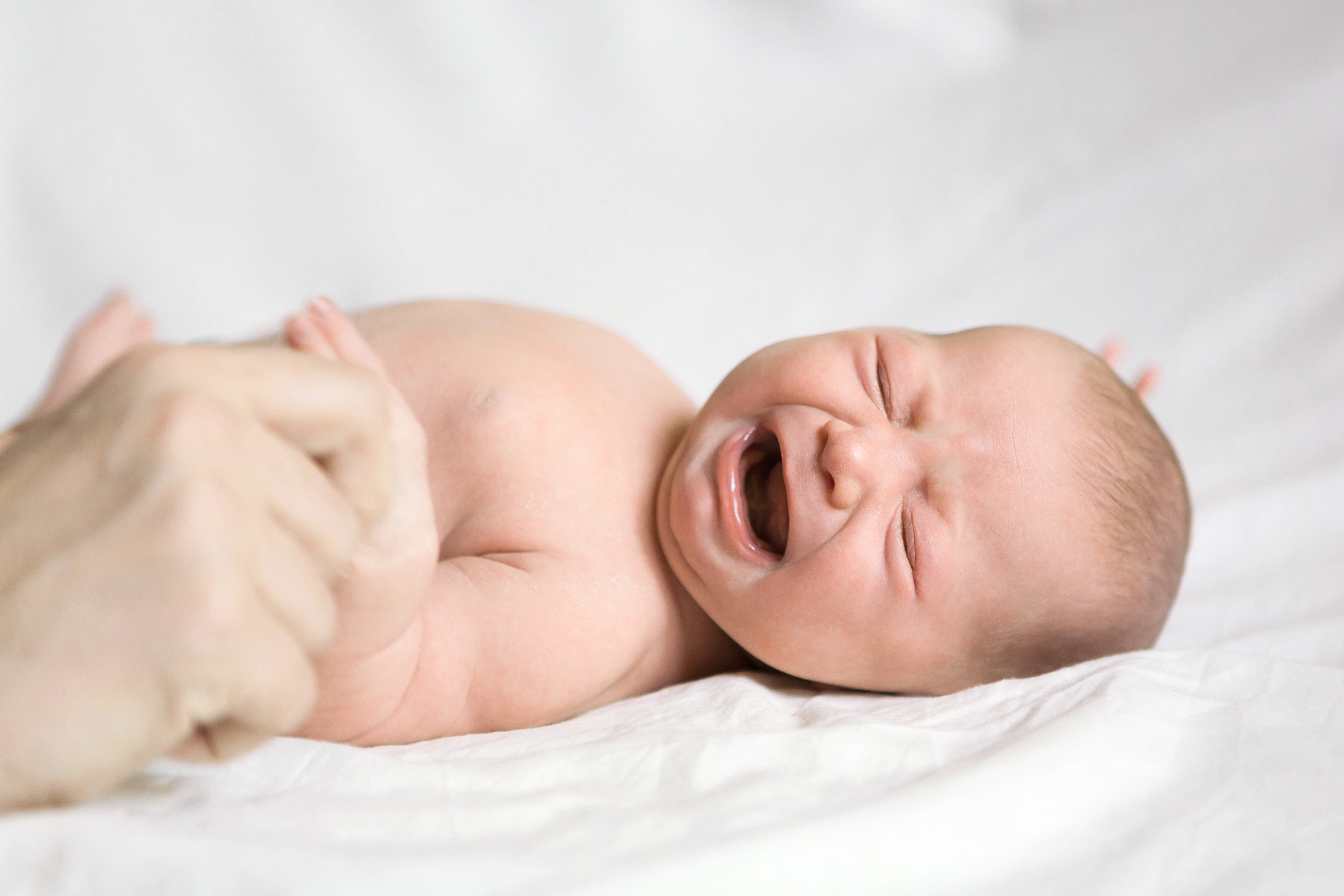 Период колик. Новорожденный младенец плачет. Беспокойный грудной ребенок. Фото плачущего младенца. Новорожденный младенец плачет природа.
