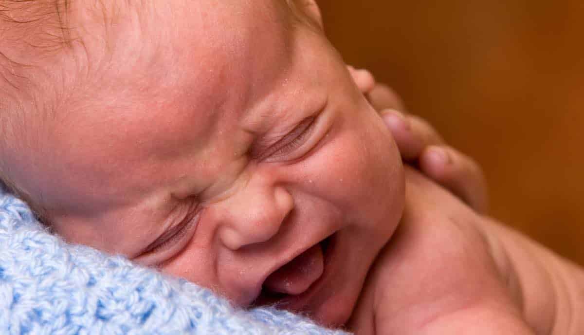 Почему новорожденный постоянно плачет. Младенец плачет. Новорожденный кричит. Новорожденный младенец плачет. Новорожденный малыш икает.