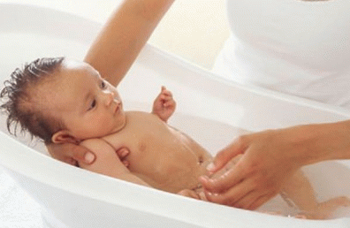 Мыть новорожденного в какой воде – В какой воде нужно купать новорожденного ребенка