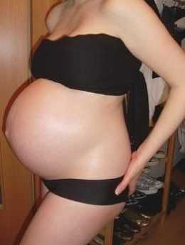 39 неделя беременности ощущение. Живот беременной двойней. Живот при беременности двойней. Животики беременных двойней. Живот на 9 месяце беременности.
